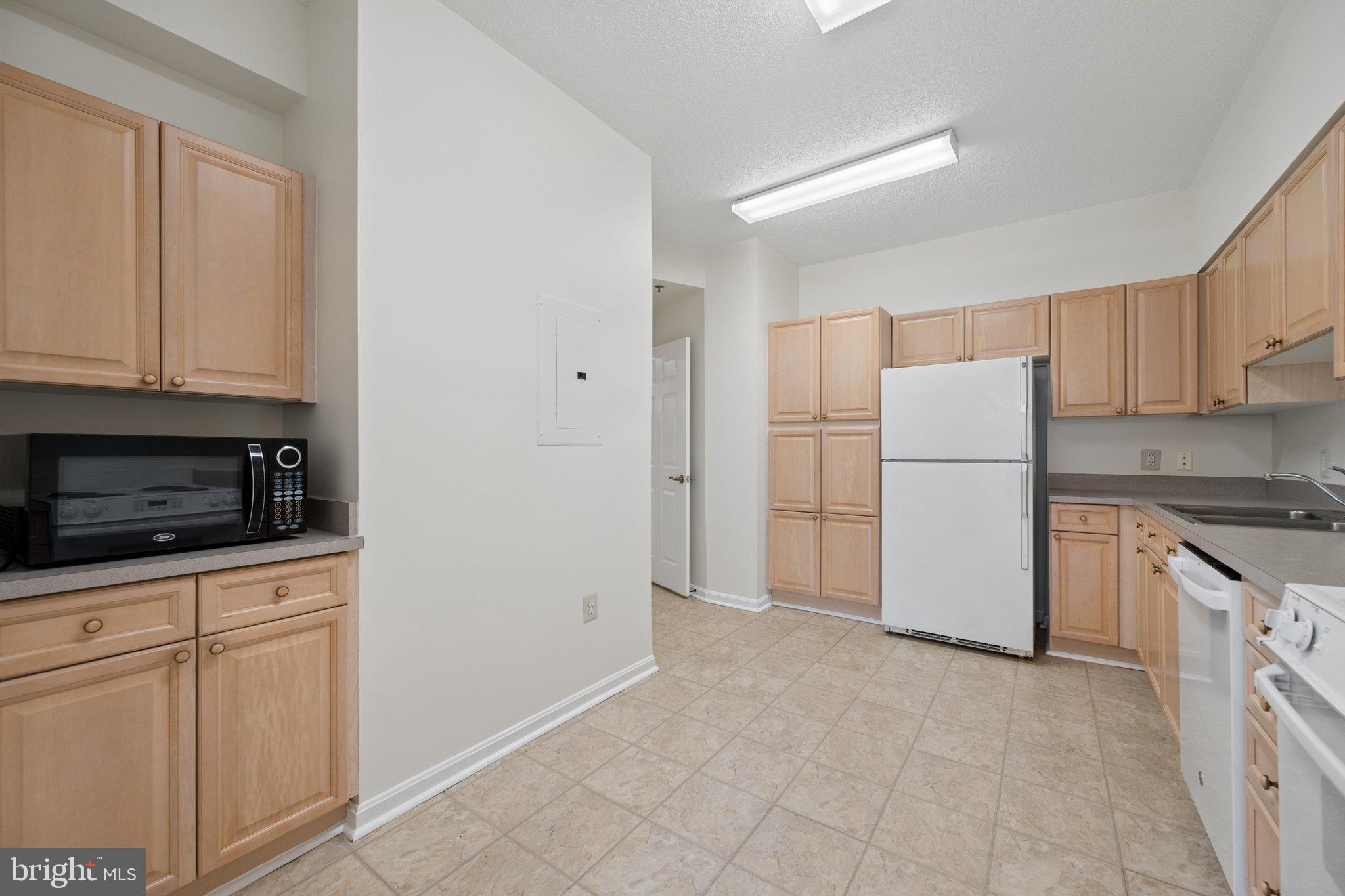 TURNBERRY COURTS AT LEIS - Residential