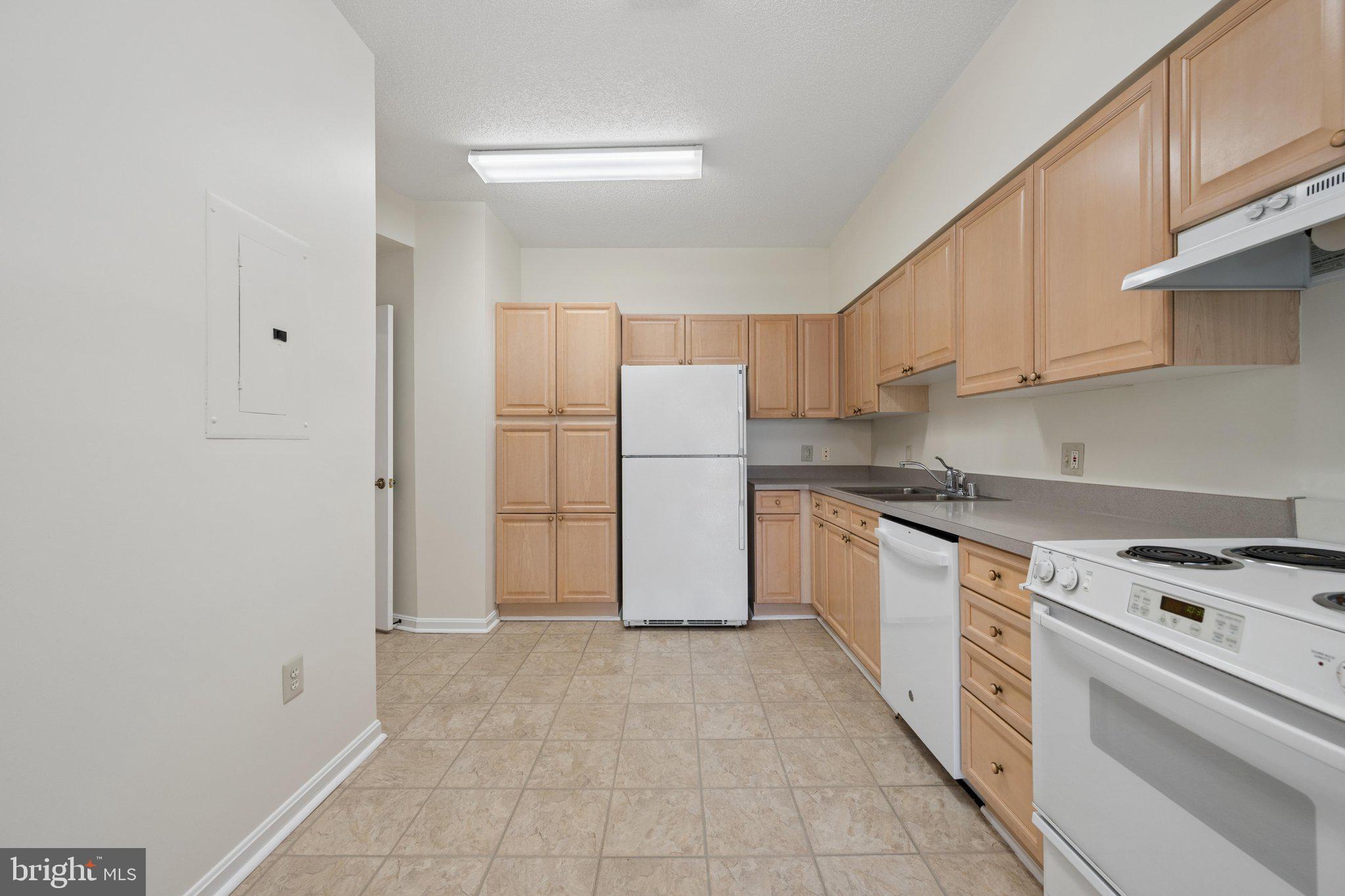 TURNBERRY COURTS AT LEIS - Residential