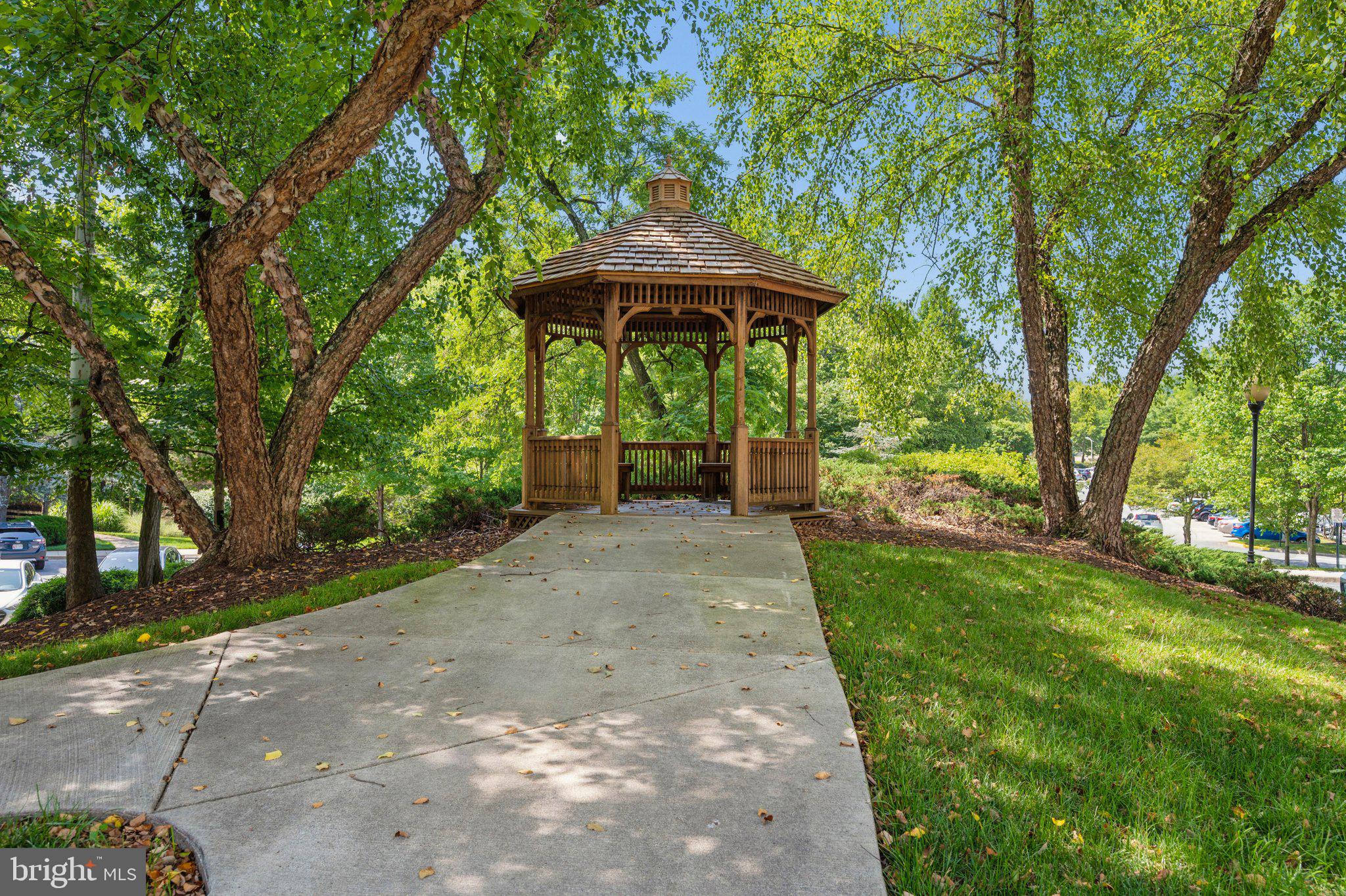 TURNBERRY COURTS AT LEIS - Residential