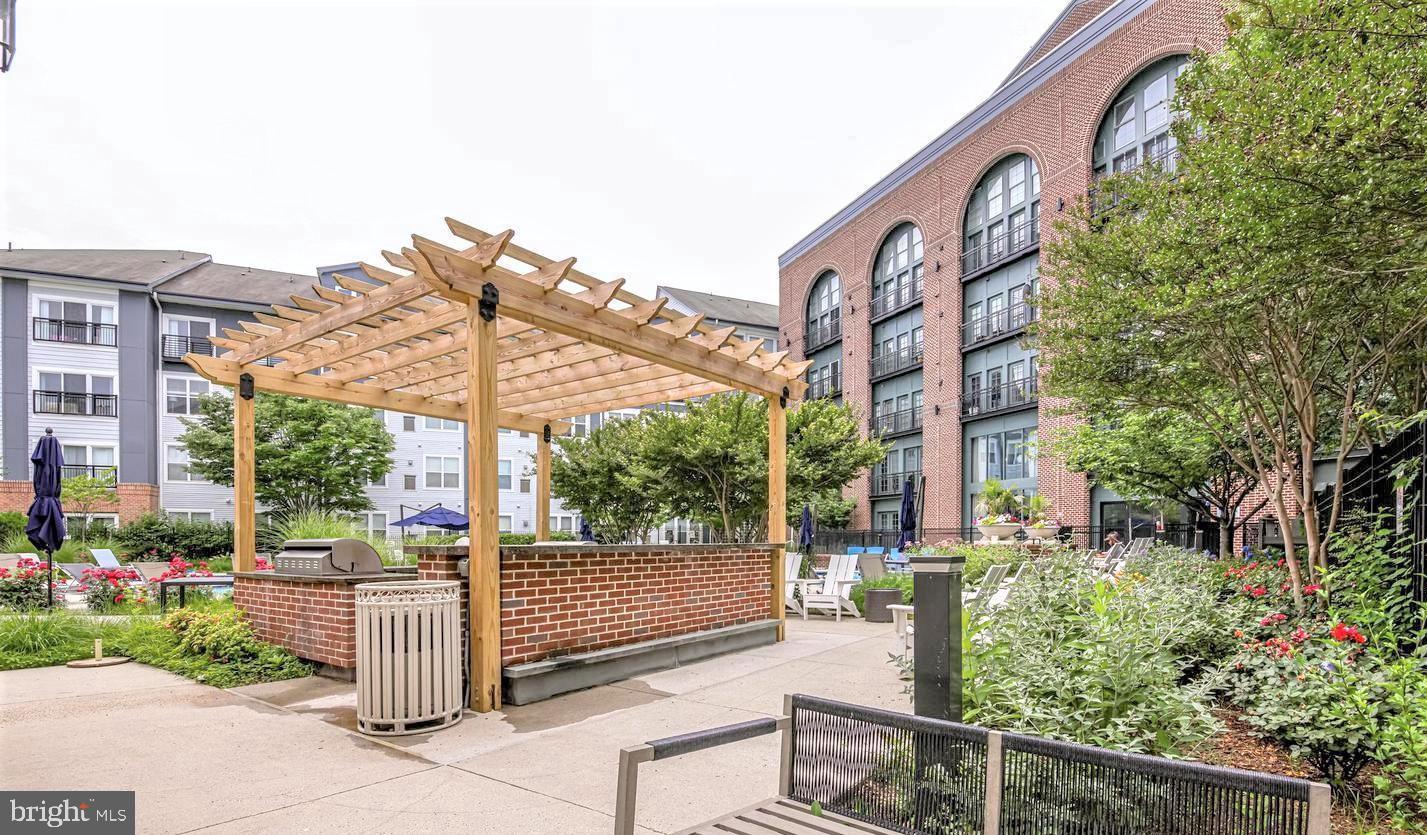 RESIDENCES AT SULLIVAN - Residential Lease