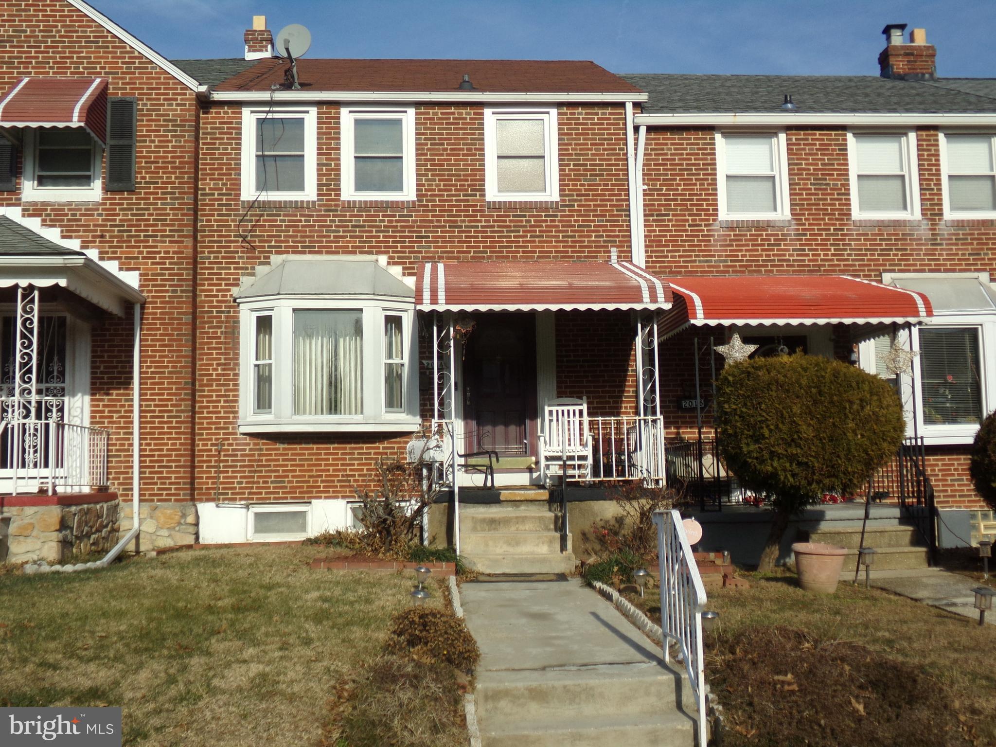 This charming 3-bedroom townhouse is located on a quiet street, making it perfect for first-time homebuyers or those looking to downsize. With its prime location and spacious interior, it's a great chance to own a piece of paradise. Don't miss out - schedule a viewing today and make this house your home sweet home!