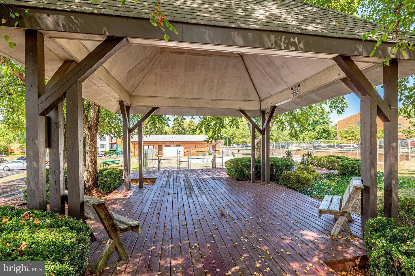 COUNTRY CLUB GREEN - Residential