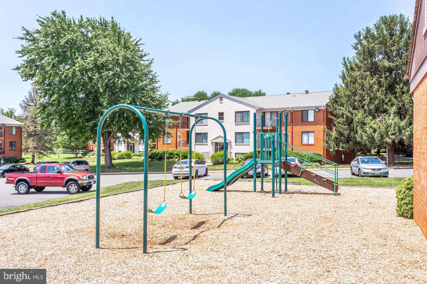 COUNTRY CLUB GREEN - Residential