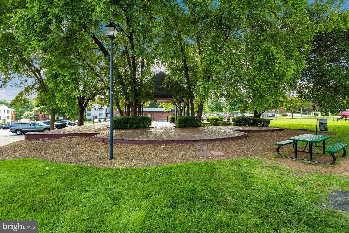 COUNTRY CLUB GREEN - Residential