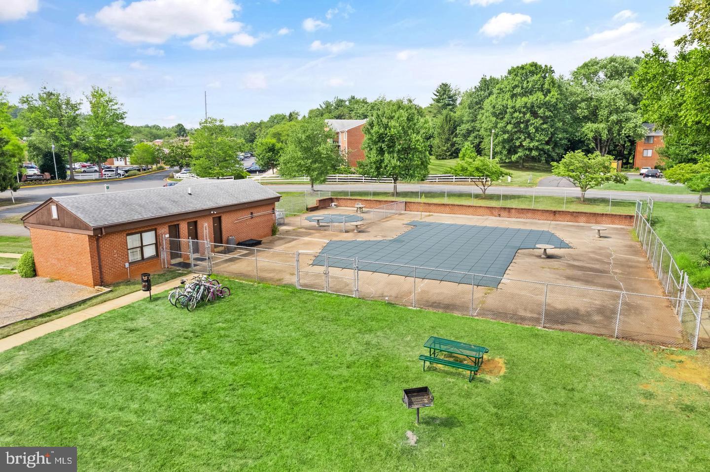 COUNTRY CLUB GREEN - Residential