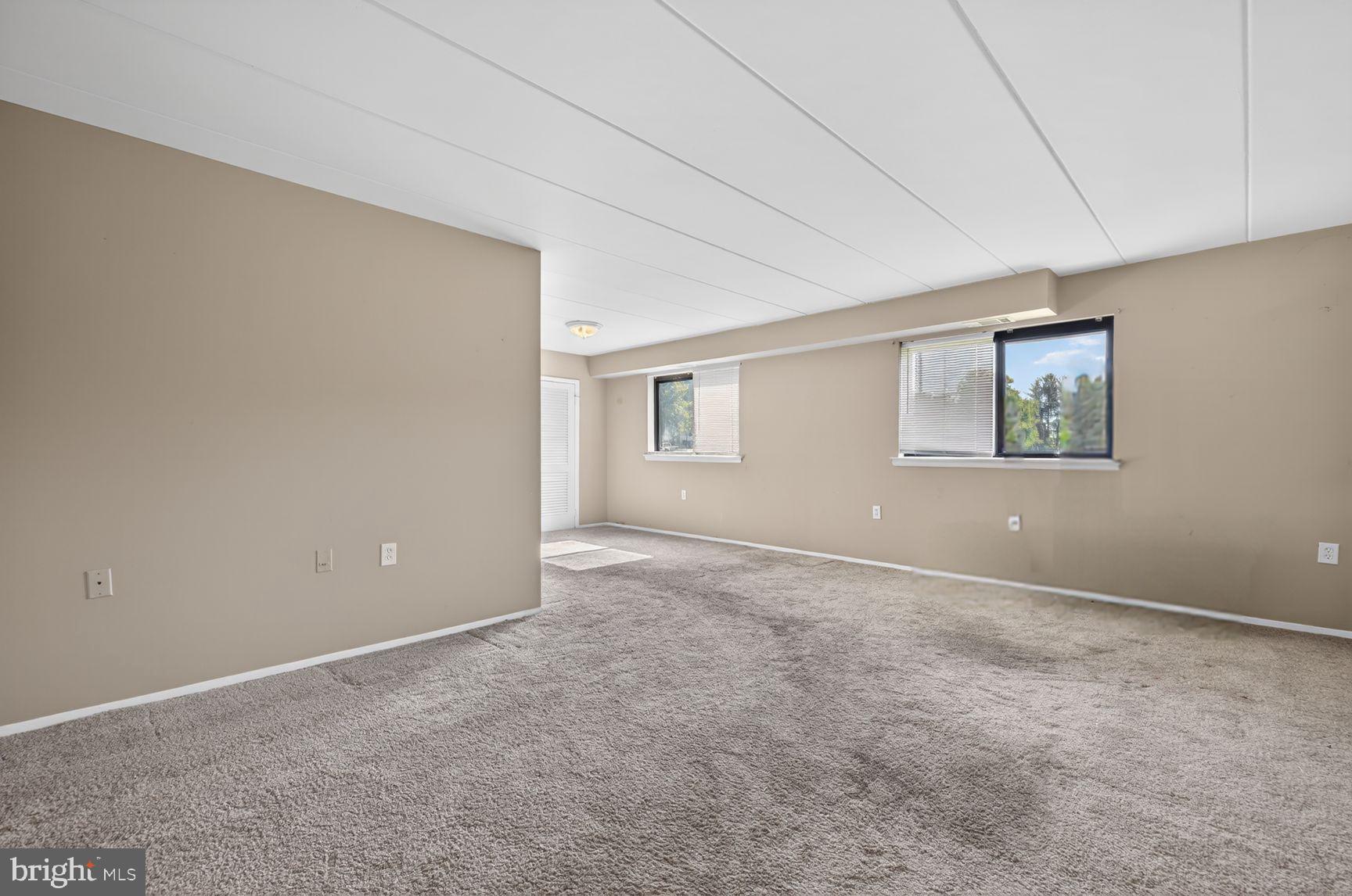 COUNTRY CLUB GREEN - Residential