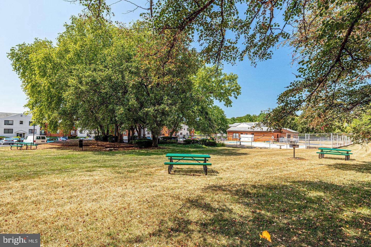 COUNTRY CLUB GREEN - Residential