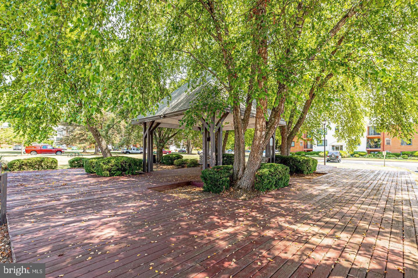 COUNTRY CLUB GREEN - Residential