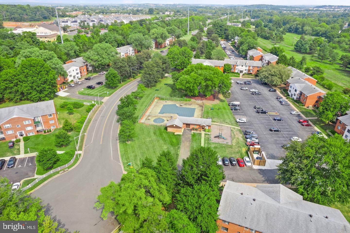 COUNTRY CLUB GREEN - Residential