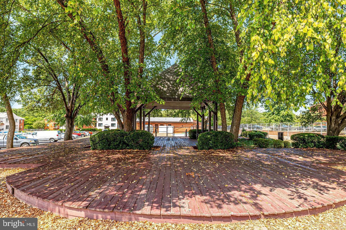 COUNTRY CLUB GREEN - Residential