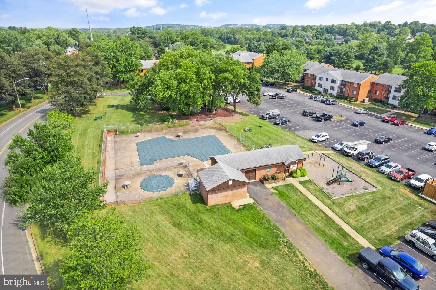 COUNTRY CLUB GREEN - Residential