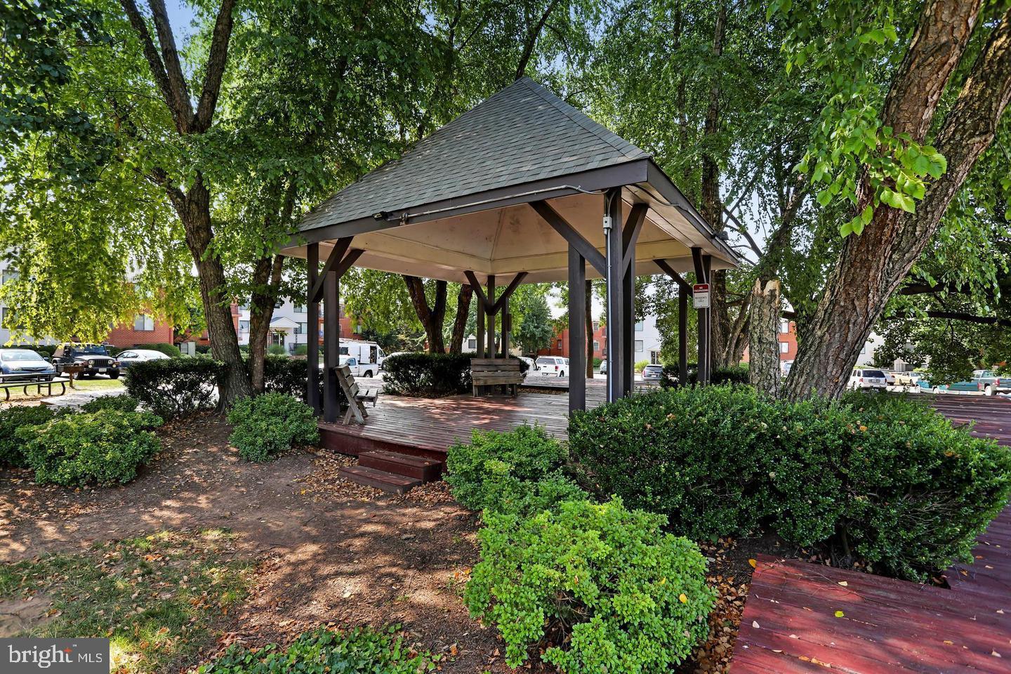 COUNTRY CLUB GREEN - Residential