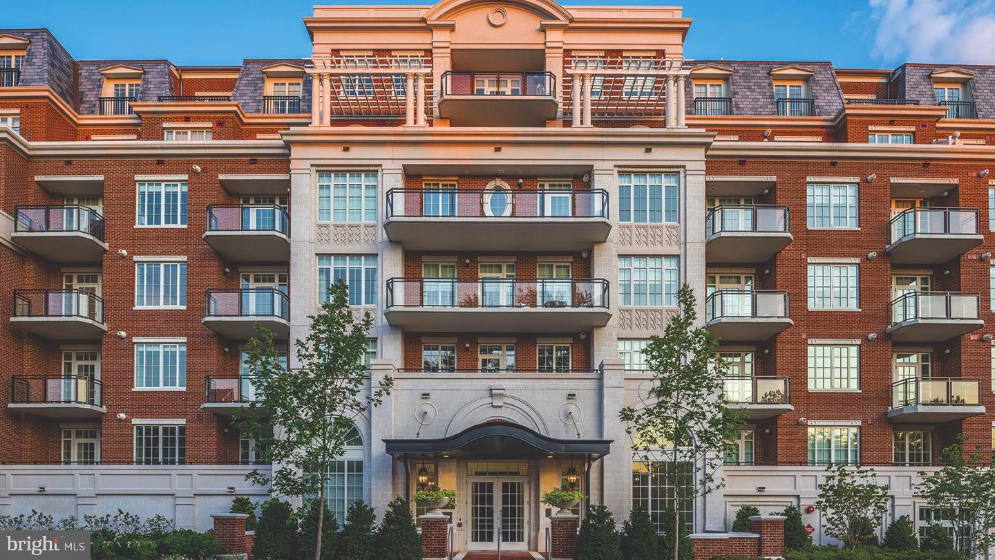 LUXURY AT ITS FINEST! MUST SEE Property Video at http://vimeo.com/481816931 or click on video camera icon in upper left corner of listing. WELCOME TO #507... a refined CORNER UNIT with 2 Bedrooms PLUS spacious Den (or 3rd Bedroom) and 2.5 Baths.  As you exit your vehicle from one of your 2 assigned, underground parking spaces, you enter the elevator just steps away. Whisked up to the 5th floor, you simply walk 10 steps to your private doorway. Upon entering the unit, you will be greeted by a spacious Foyer with gleaming hardwood floors.  As you make your way further into the unit, you will find a fabulous open floor plan with walls of windows throughout.  To your left is the gorgeous Chef's Kitchen with an enormous island covered in Statuario Venato marble.  Thermador appliances, designer backsplash, custom cabinetry, and an oversized Pantry are just a few of the high-end features that make this Kitchen so special. The Family and Dining rooms are equally impressive with custom oversized moldings, designer light fixtures and access to the sunny 350 square foot balcony - perfect for your morning coffee or evening wine.  Back inside,  you will find a warm and inviting Den with beautiful built-in shelving , a full sized closet and a pocket door.  The Primary Bedroom is a peaceful retreat complete with automated blackout shades and a walk-in closet with custom built-ins. The enormous Primary Bathroom is complete with an oversized walk-in shower, soaking tub, double sinks and a private water closet featuring an additional wall of storage.  The generously sized 2nd Bedroom with en-suite Full Bathroom will delight all.  Other unique features include automated blinds throughout, a built-in Sonos sound system, a walk-in laundry room equipped with oversized front load washer and dryer, and an electric car charging station at one of your garage spaces. The Signet has 24/7 front desk/full service concierge services, landscaped courtyard complete with fire-pit and barbecue/bar area, fitness center as well as a private yoga studio, steam, sauna and massage room. There is also a pet washing station available for your four legged friends!