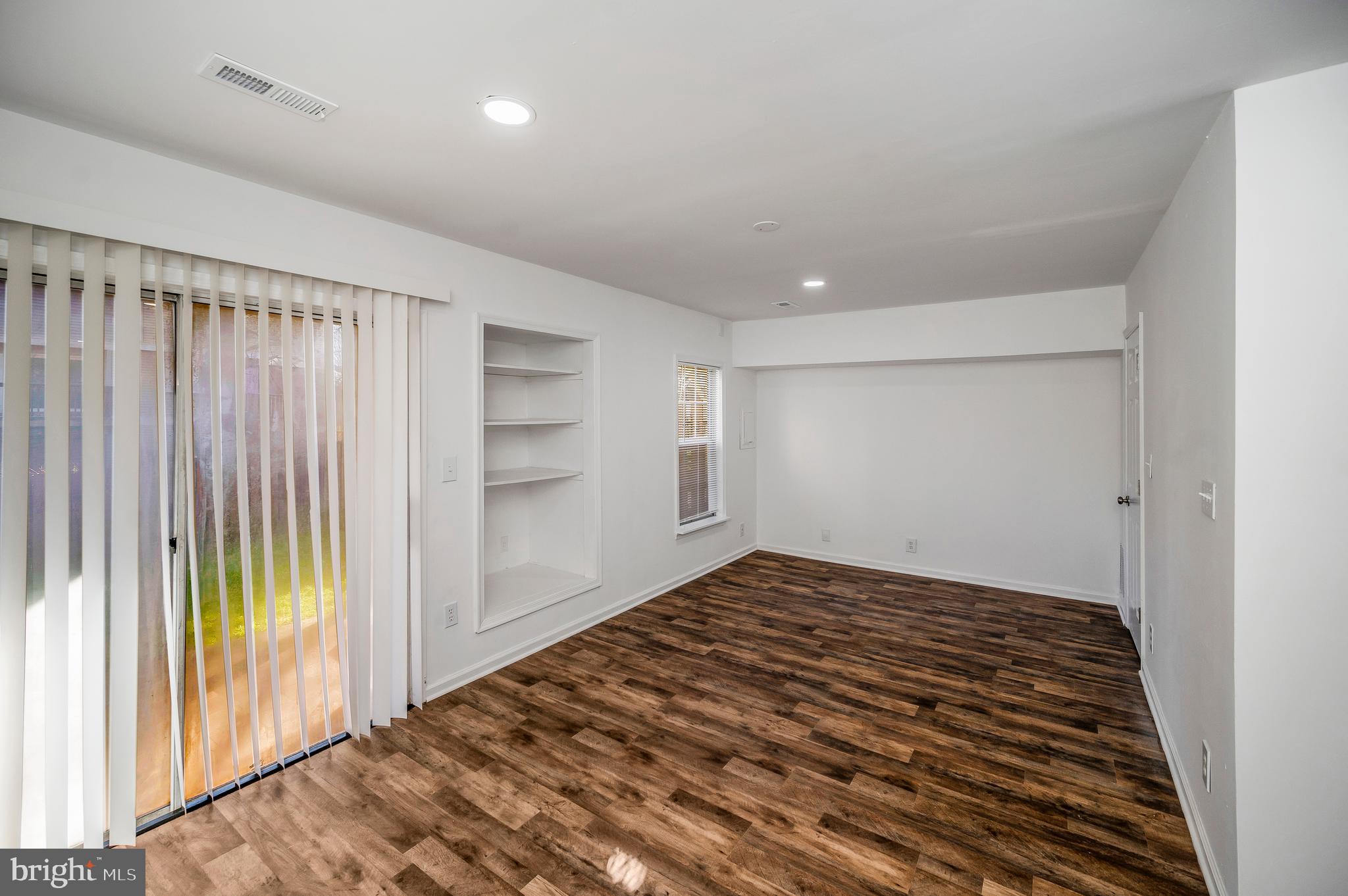 SPRING KNOLL - Residential
