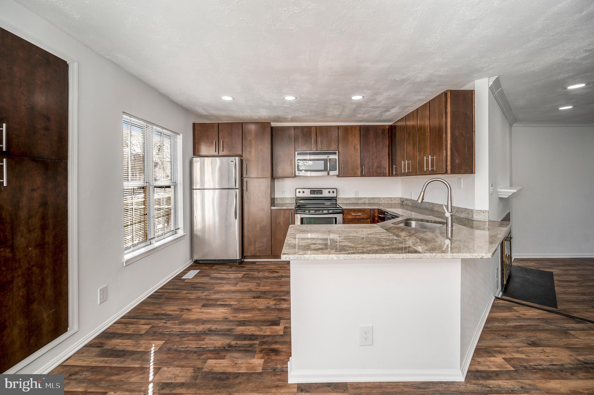 SPRING KNOLL - Residential