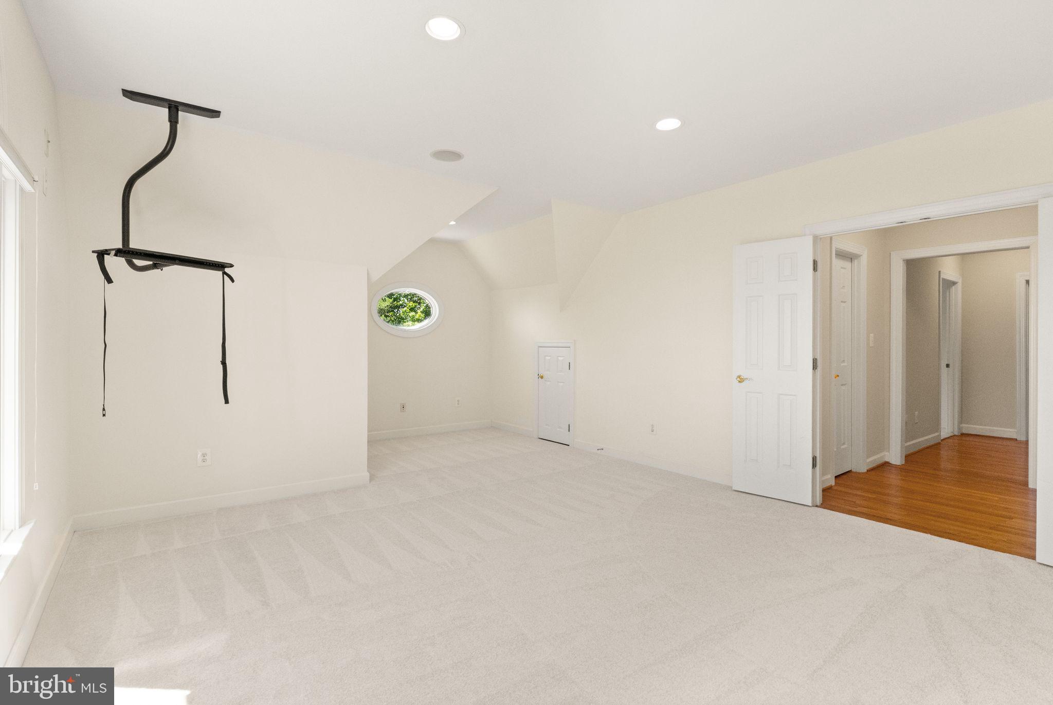THUNDER OAK - Residential