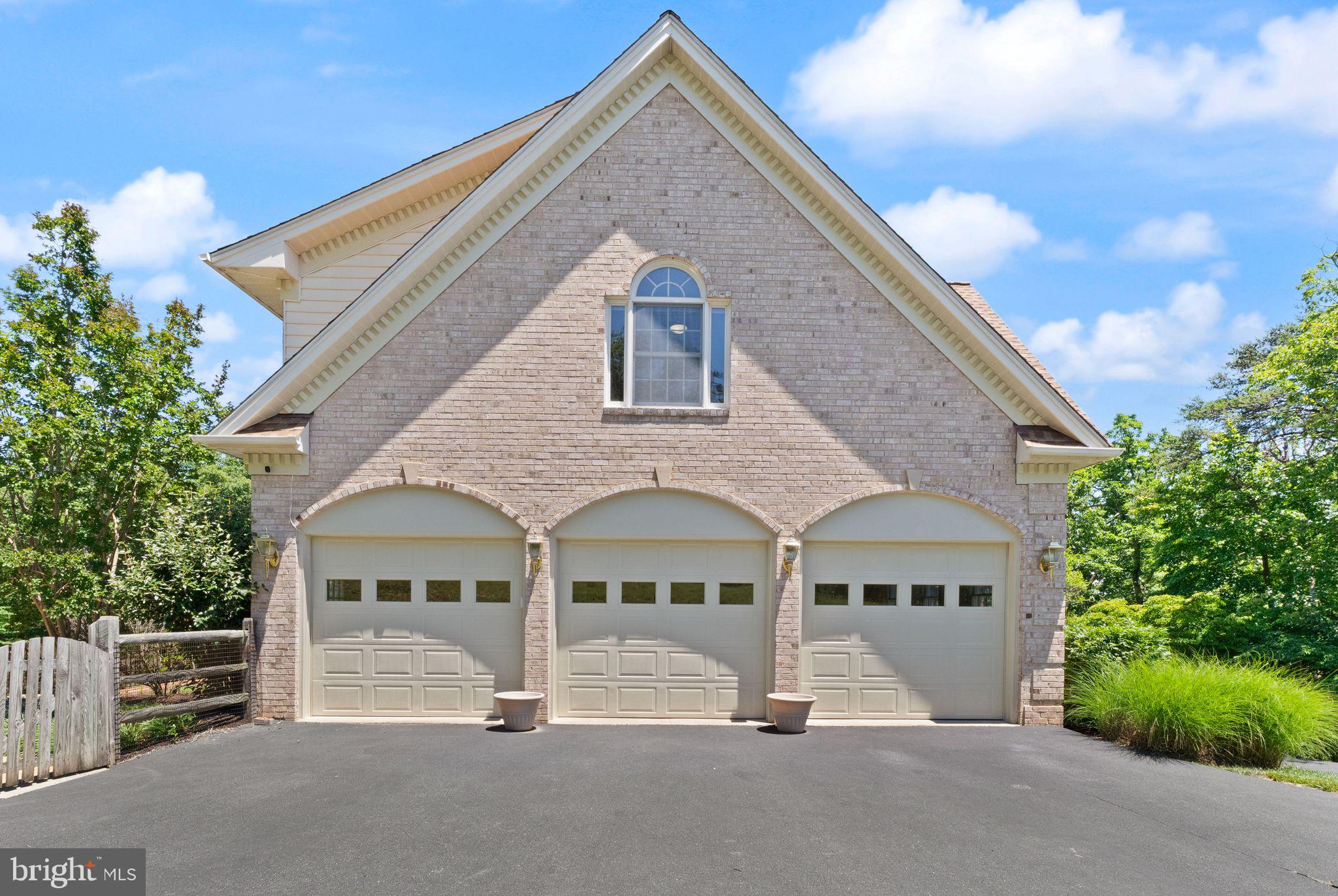 THUNDER OAK - Residential