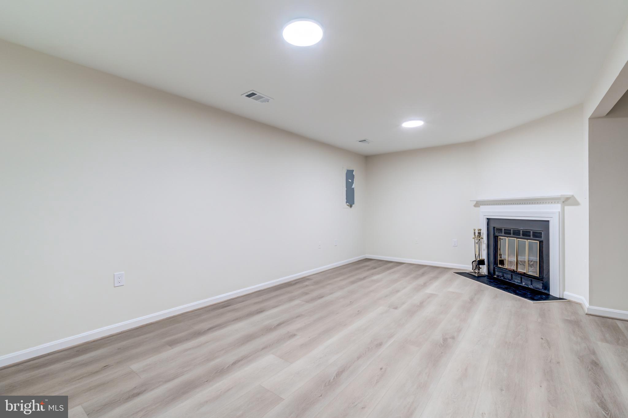 WEST SPRINGFIELD MEWS - Residential
