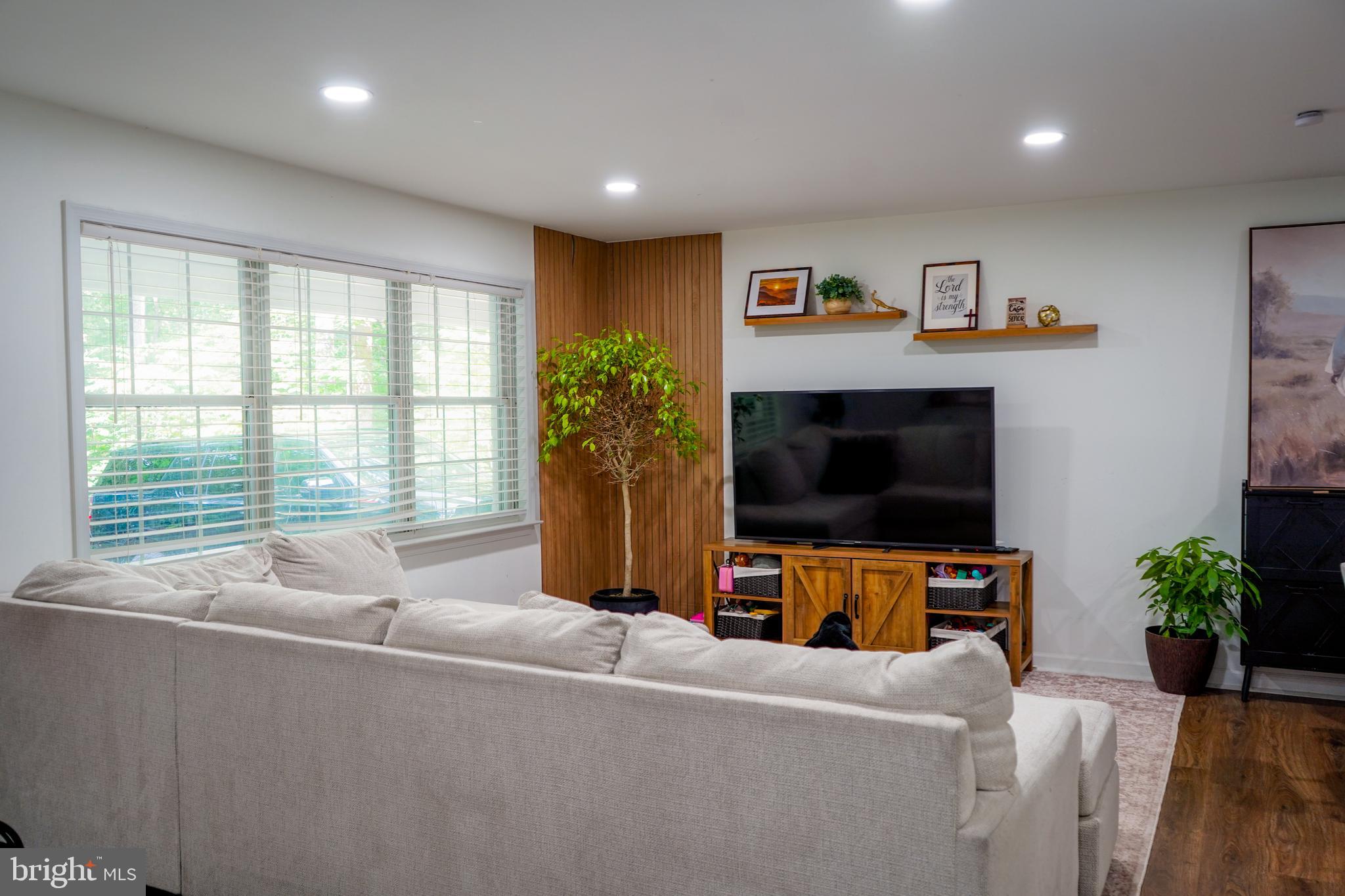 POPLAR WOODS - Residential