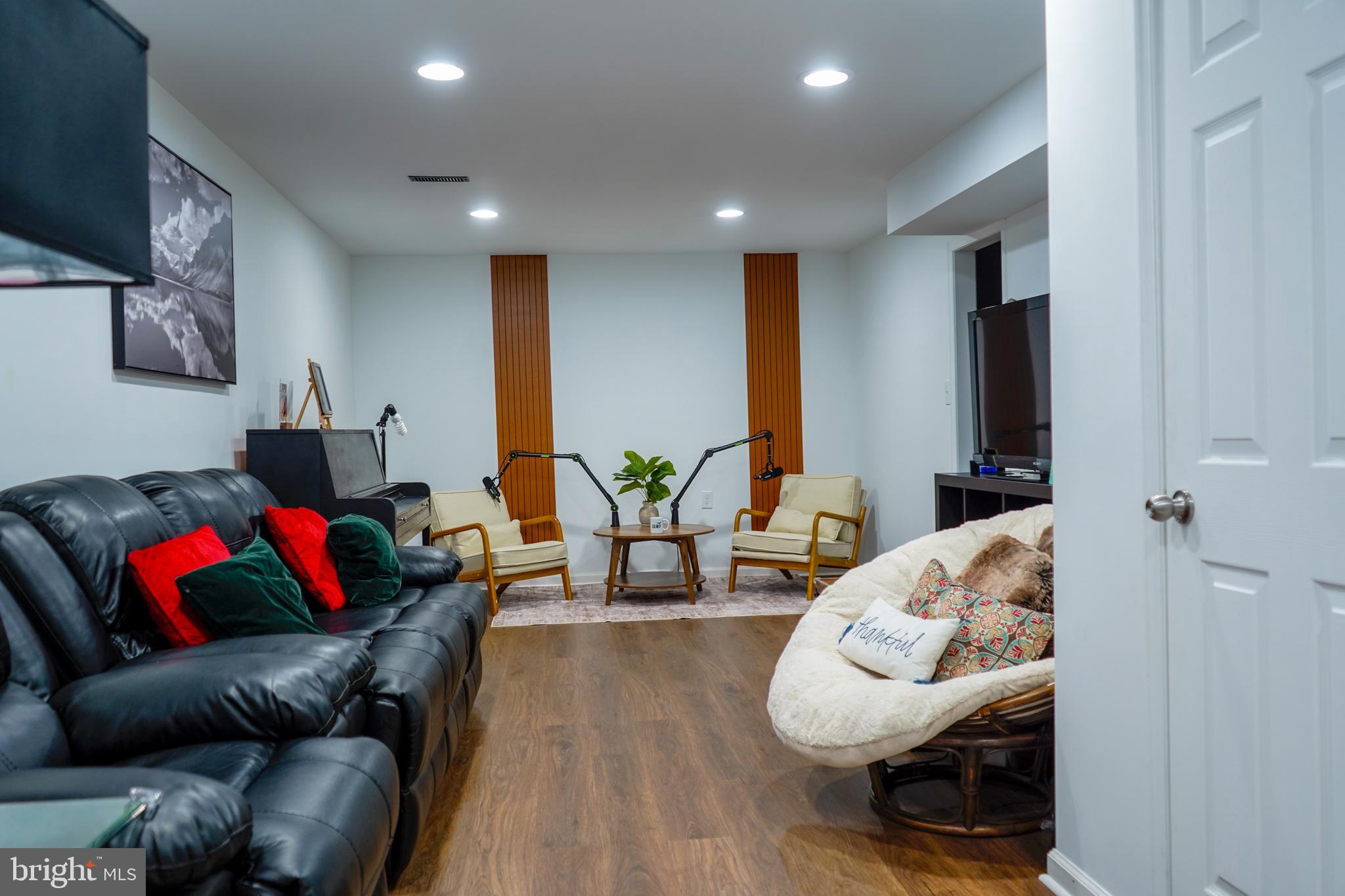 POPLAR WOODS - Residential