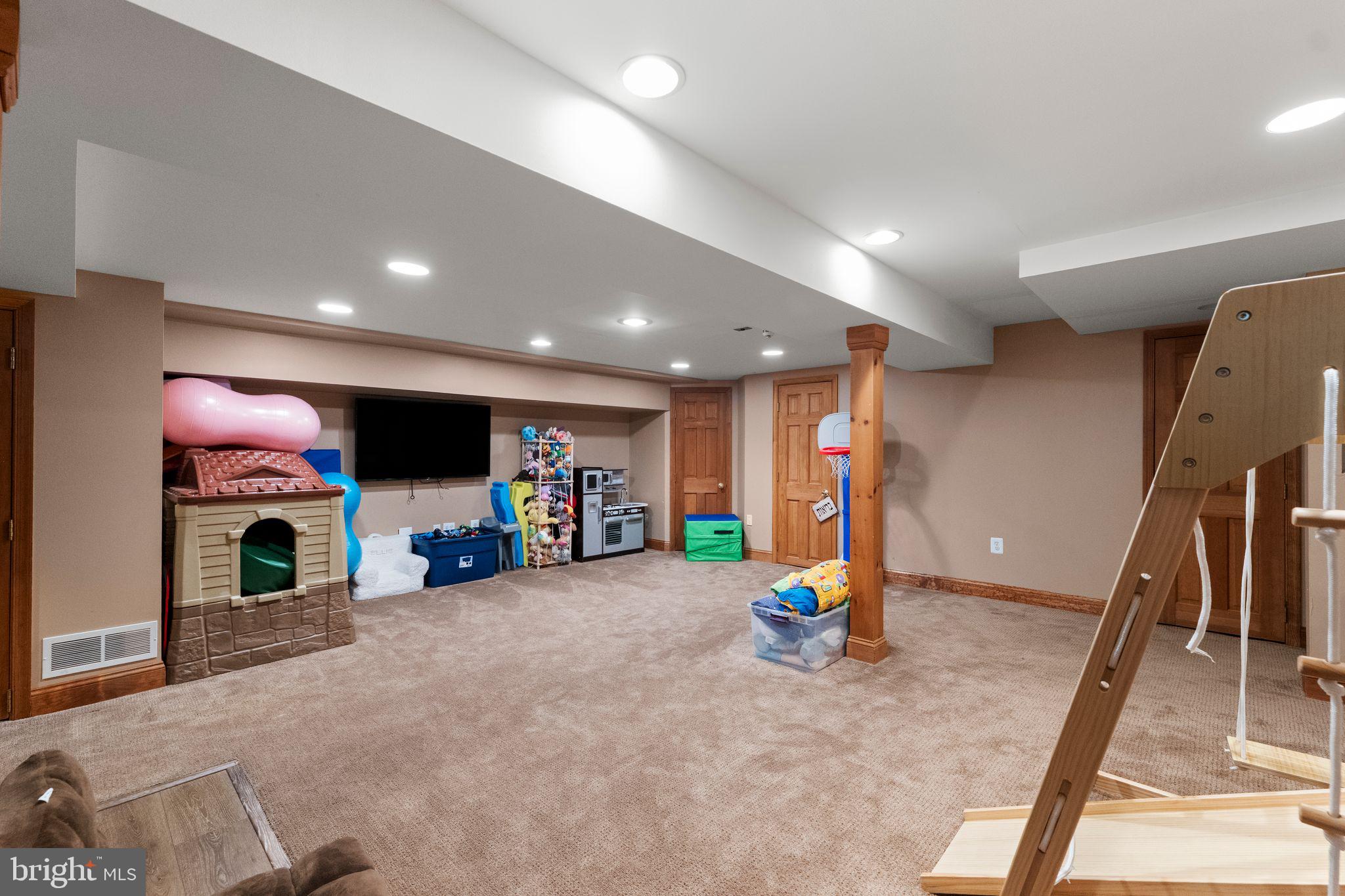 CROWN POINTE - Residential