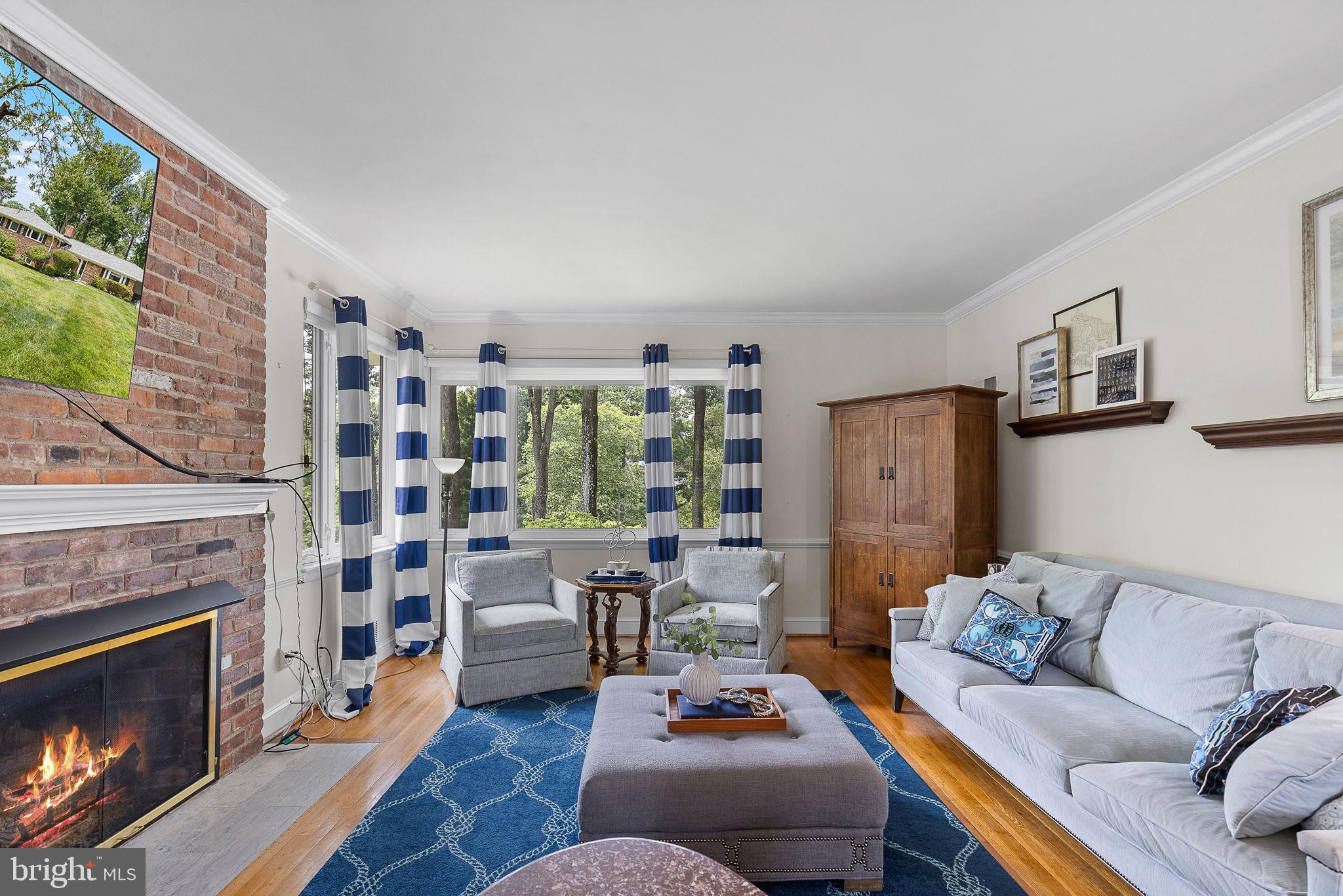 LAKE BARCROFT - Residential