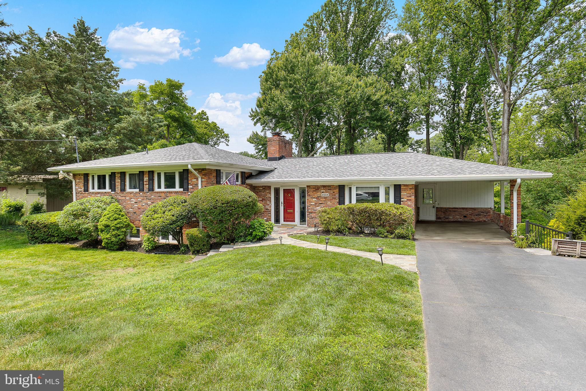 LAKE BARCROFT - Residential