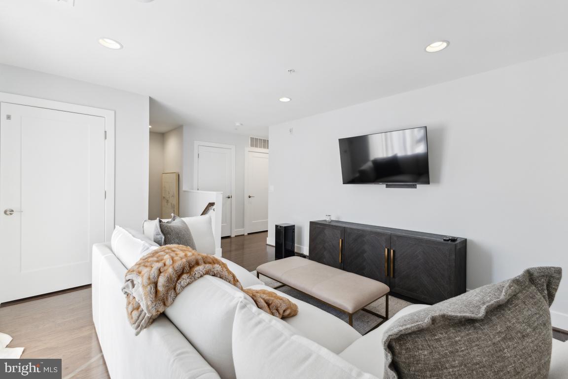 TOWER OAKS - Residential