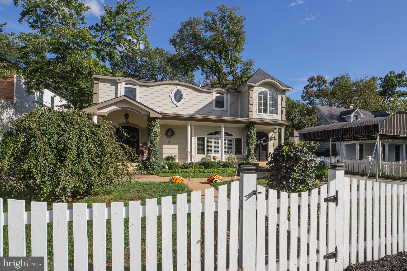 BUCKNELL MANOR - Residential