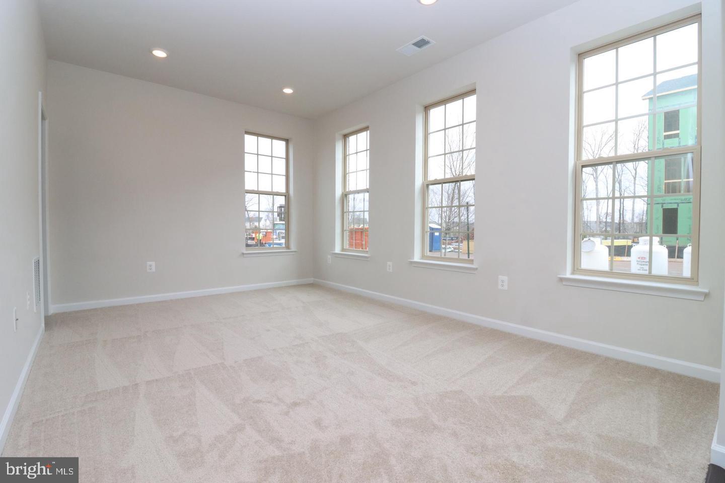 EAST QUARTER - Residential Lease
