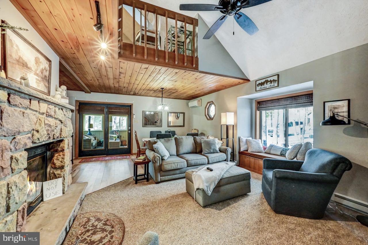 ARROWHEAD LAKE - Residential