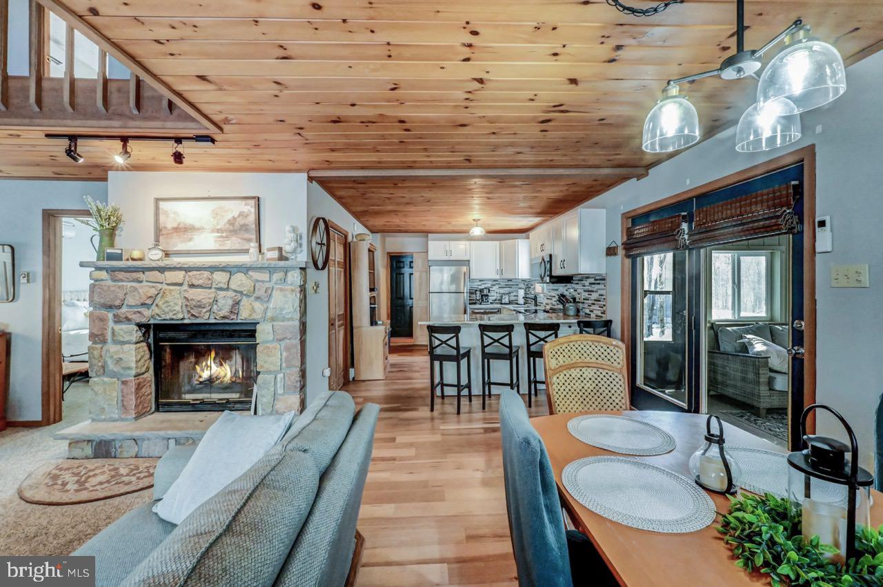 ARROWHEAD LAKE - Residential