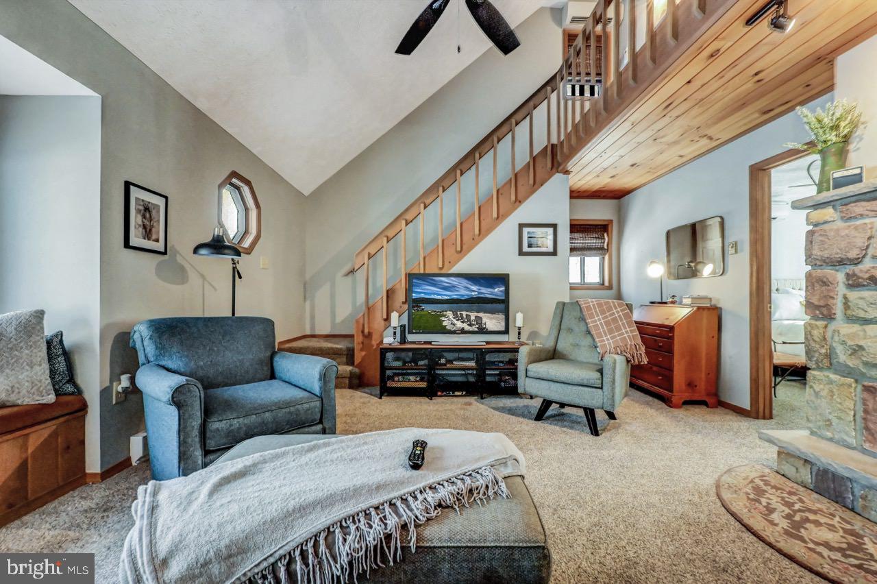ARROWHEAD LAKE - Residential