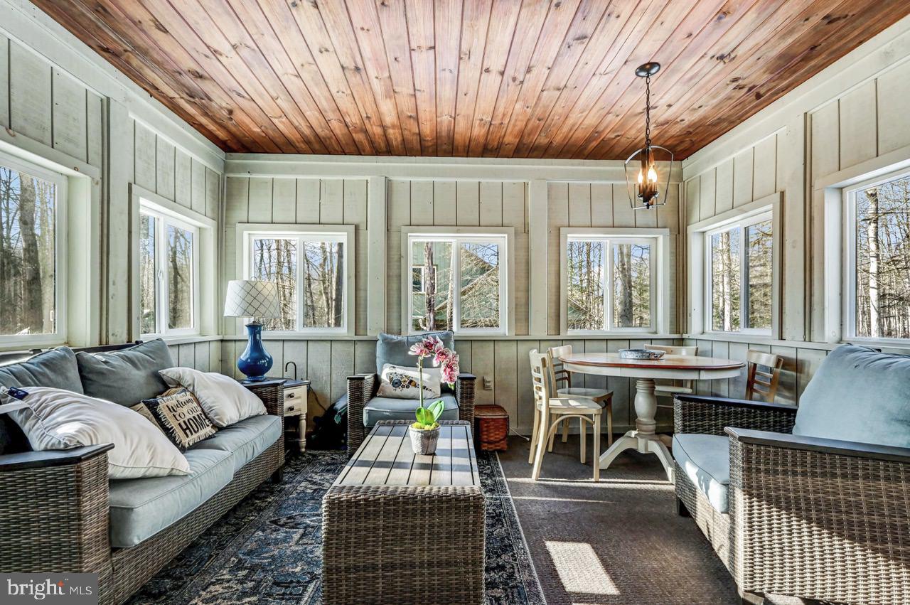 ARROWHEAD LAKE - Residential