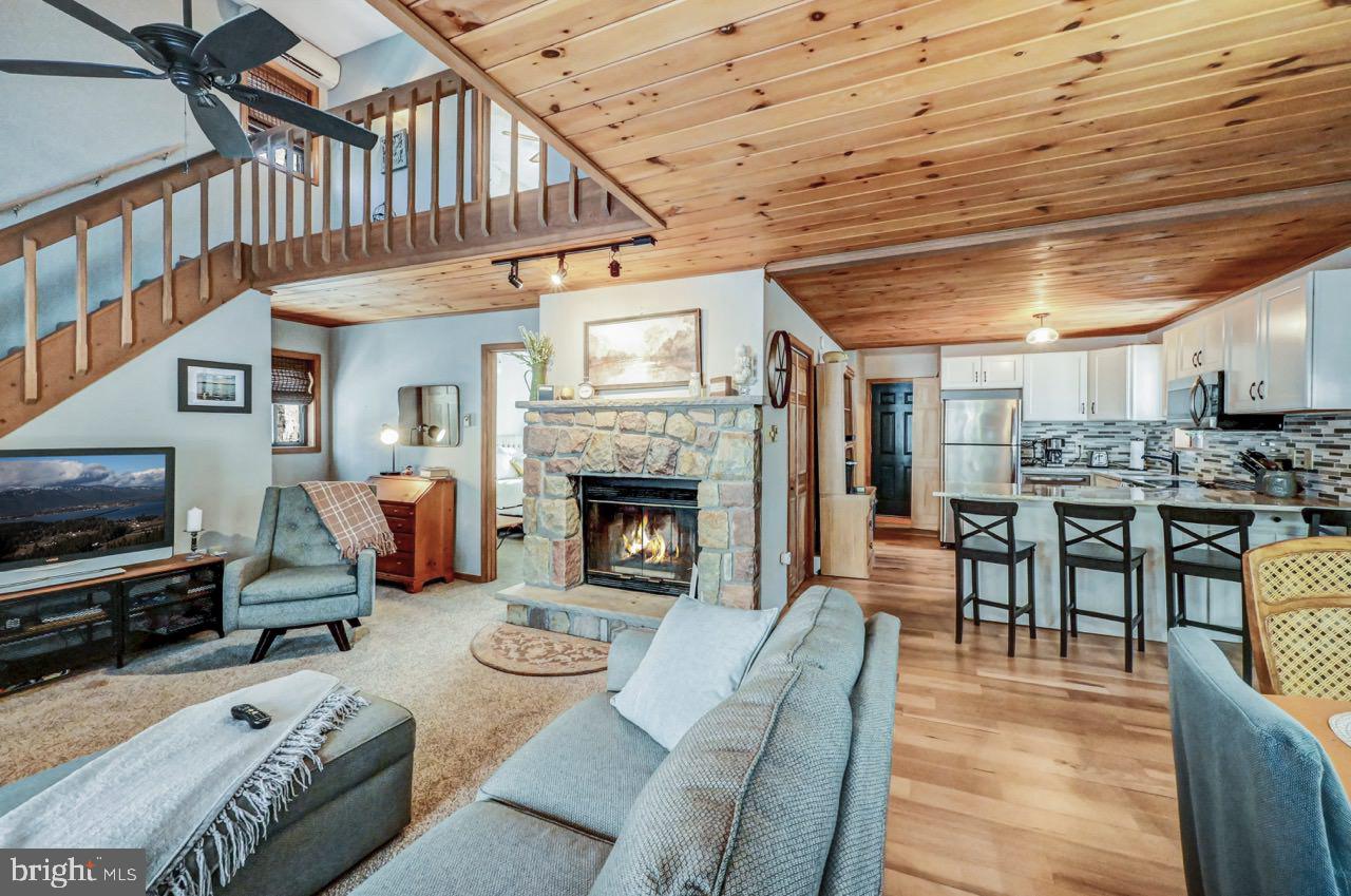 ARROWHEAD LAKE - Residential