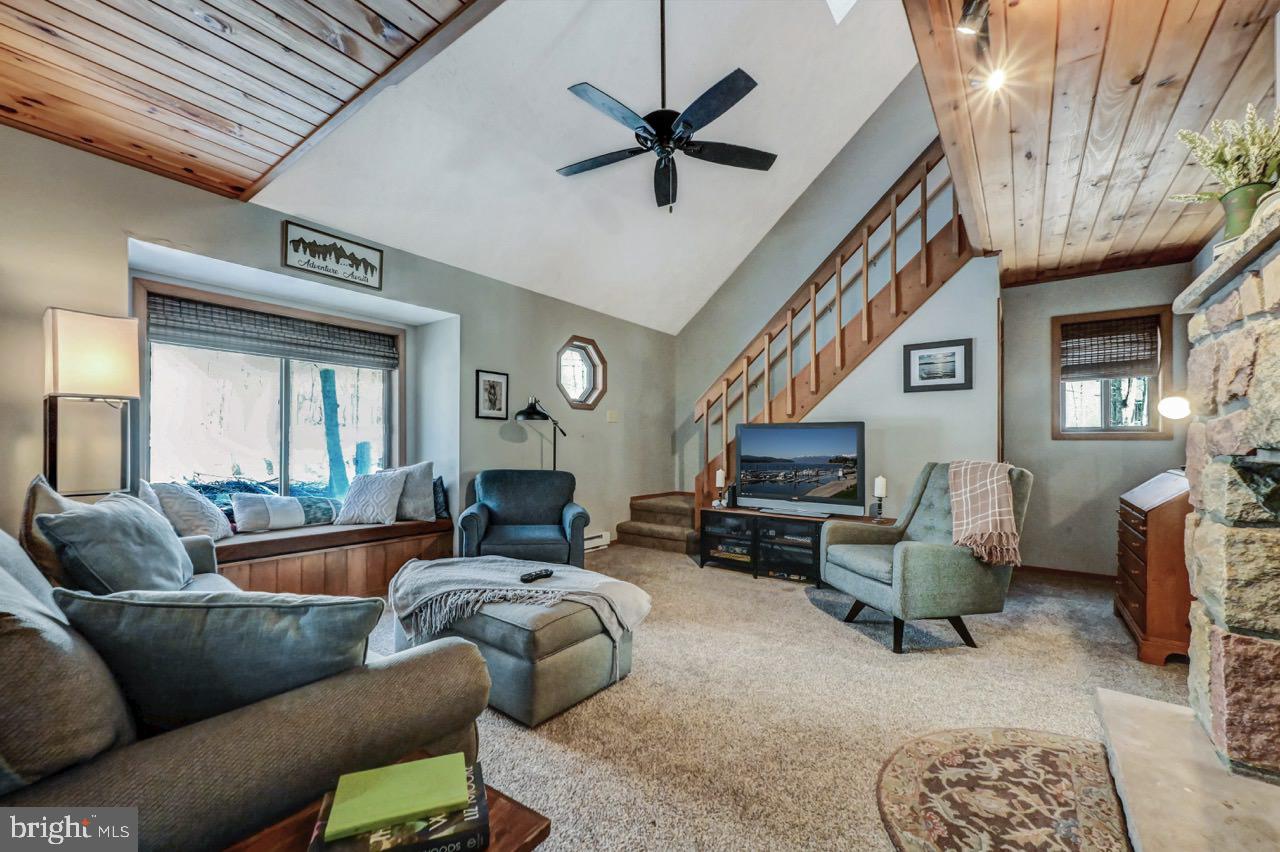 ARROWHEAD LAKE - Residential
