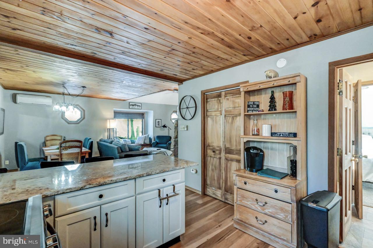 ARROWHEAD LAKE - Residential