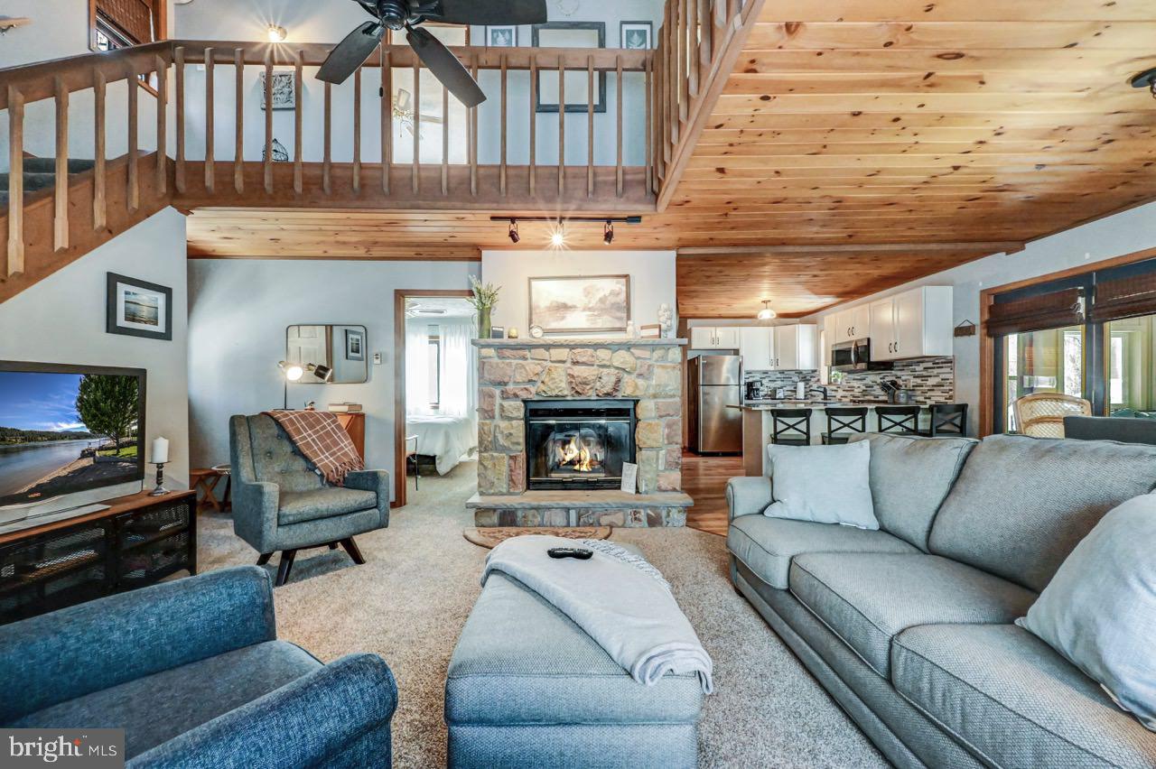 ARROWHEAD LAKE - Residential