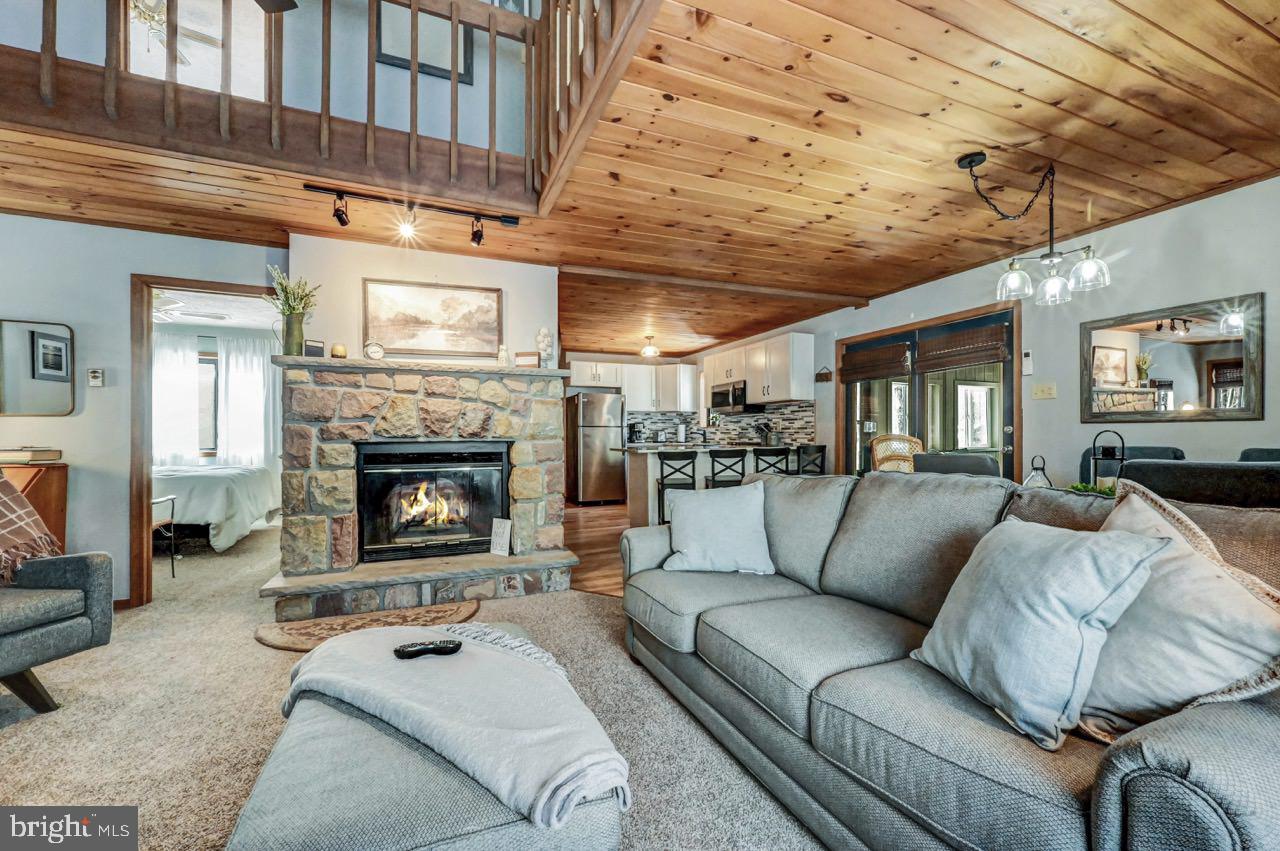 ARROWHEAD LAKE - Residential
