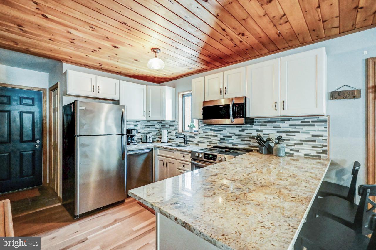 ARROWHEAD LAKE - Residential