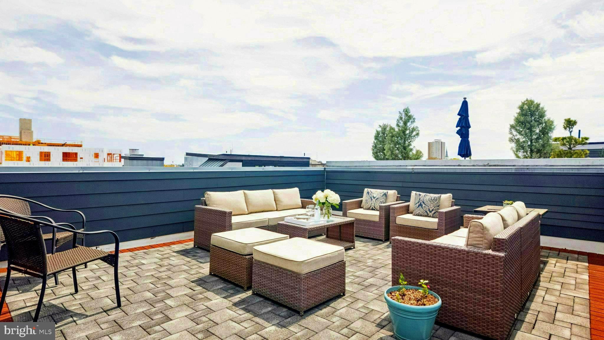 QUEEN VILLAGE - Residential