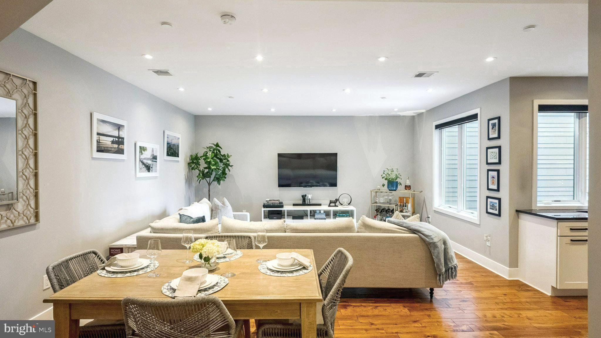 QUEEN VILLAGE - Residential