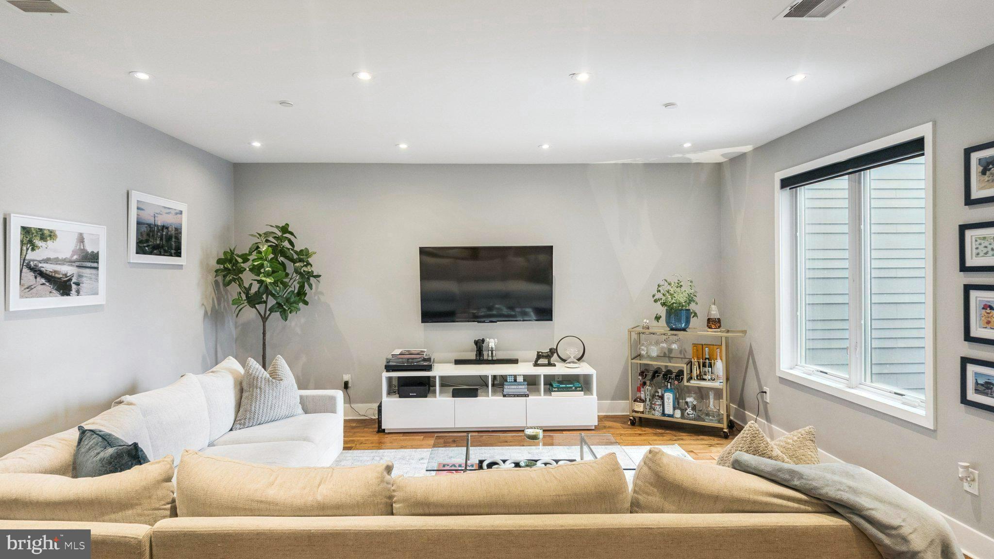 QUEEN VILLAGE - Residential