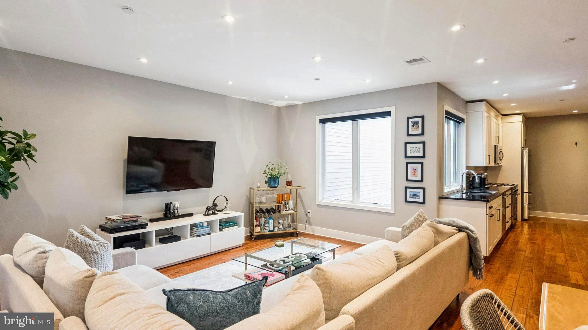 QUEEN VILLAGE - Residential
