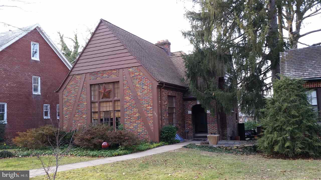 Prepare to be wowed! This tapestry brick home in Springdale is truly amazing. From the arched entryway you'll find a beautiful staricase. Step down into the large living room with cathedral ceiling and fireplace. The kitchen is remodeled and open to the din room. The balcony (overlooking the living room) leads to 2 nice size bedrooms and updated bath. Looking for a media room - check out the basement. Fabulous backyard also!