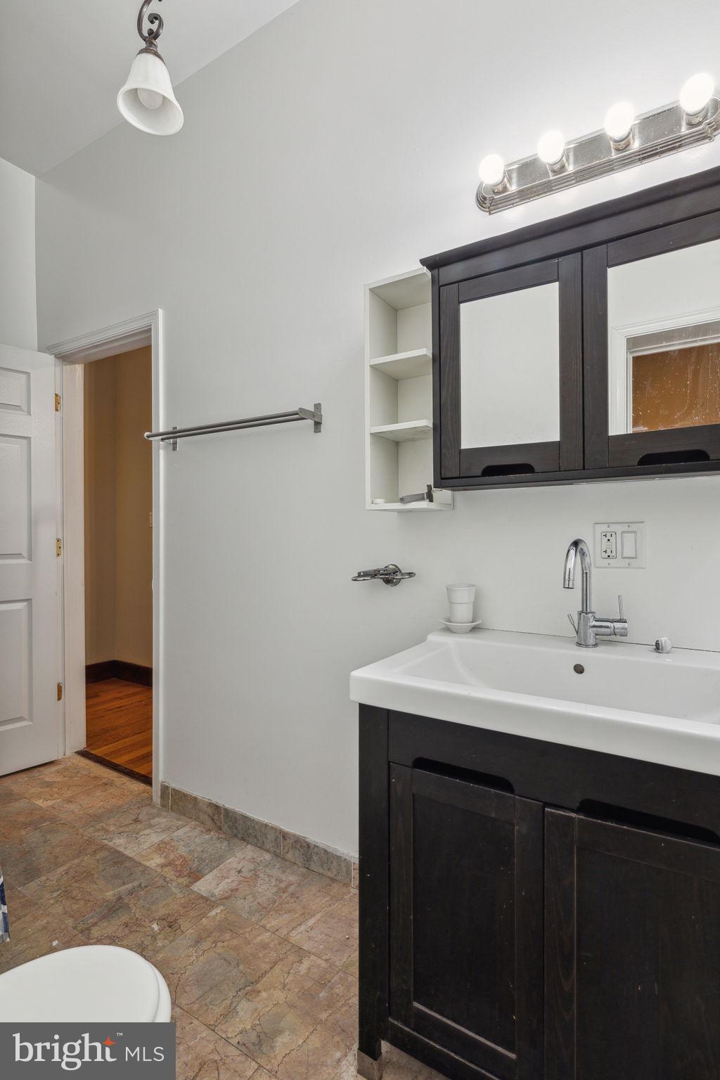 UNIVERSITY CITY - Residential Income
