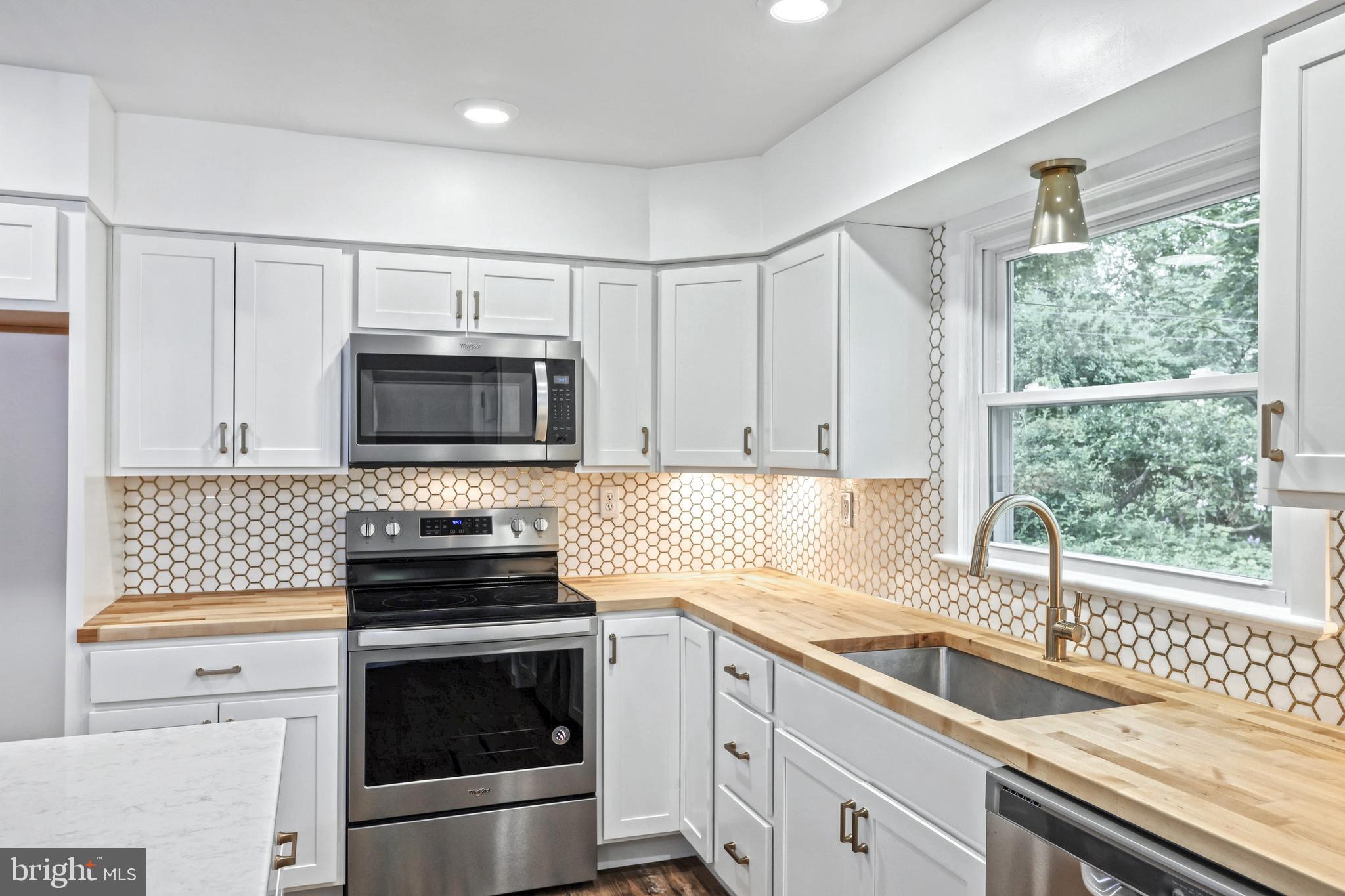STRATHCONA HILLS - Residential