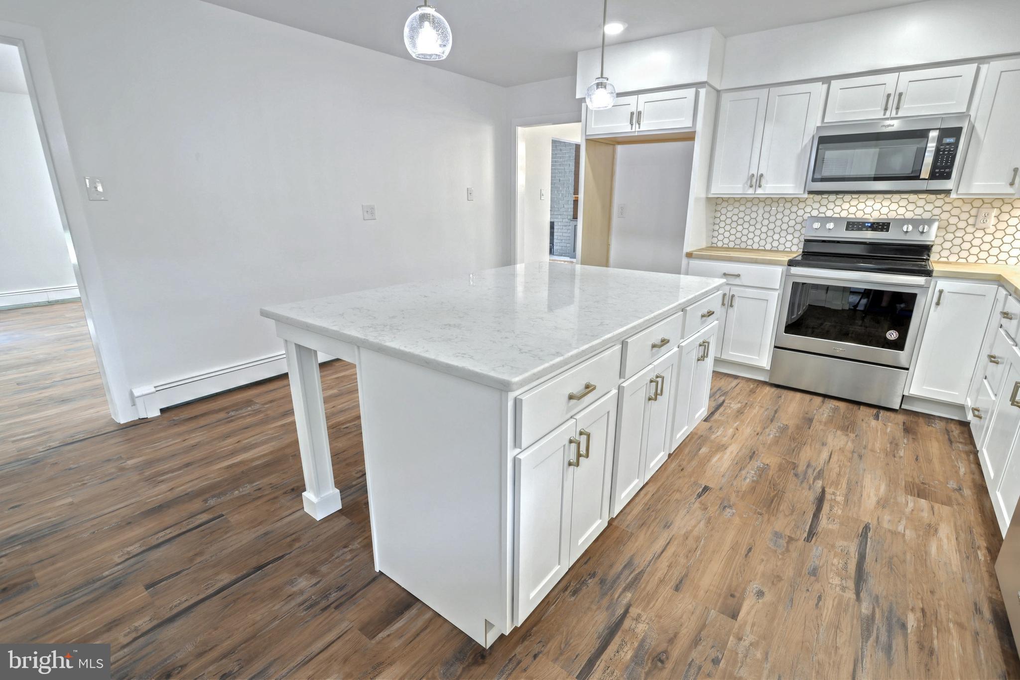 STRATHCONA HILLS - Residential