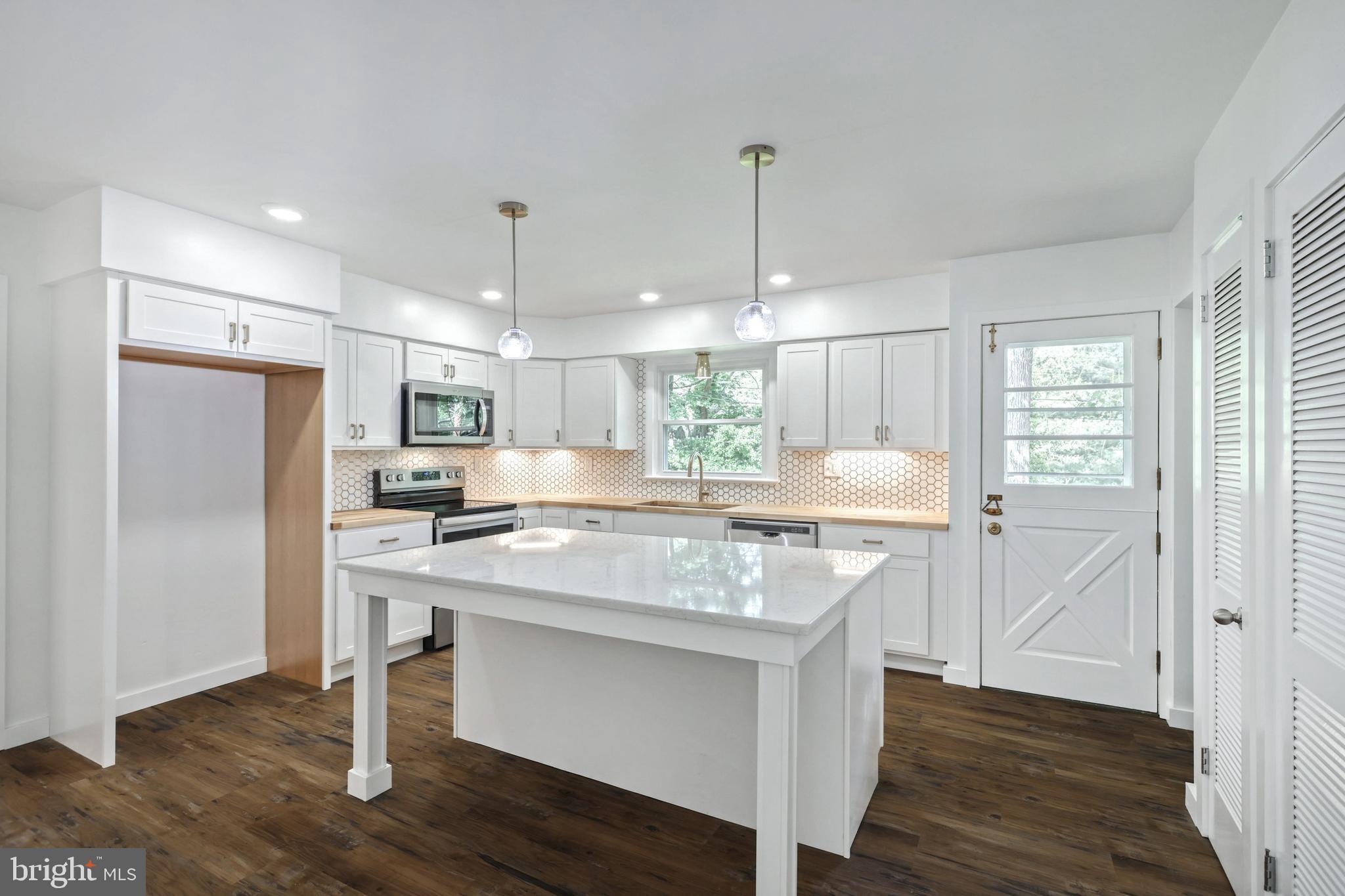 STRATHCONA HILLS - Residential