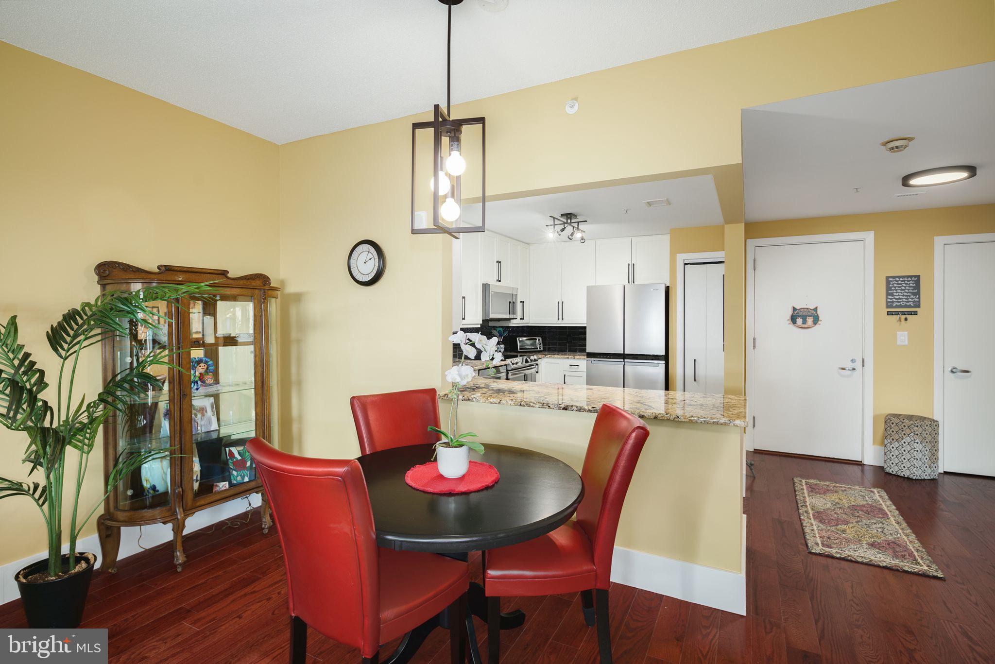 QUEEN VILLAGE - Residential